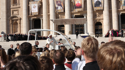 Papamobile and pictures of saints, Rome 2009